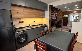 Duplex con patio y asador buena ubicacion